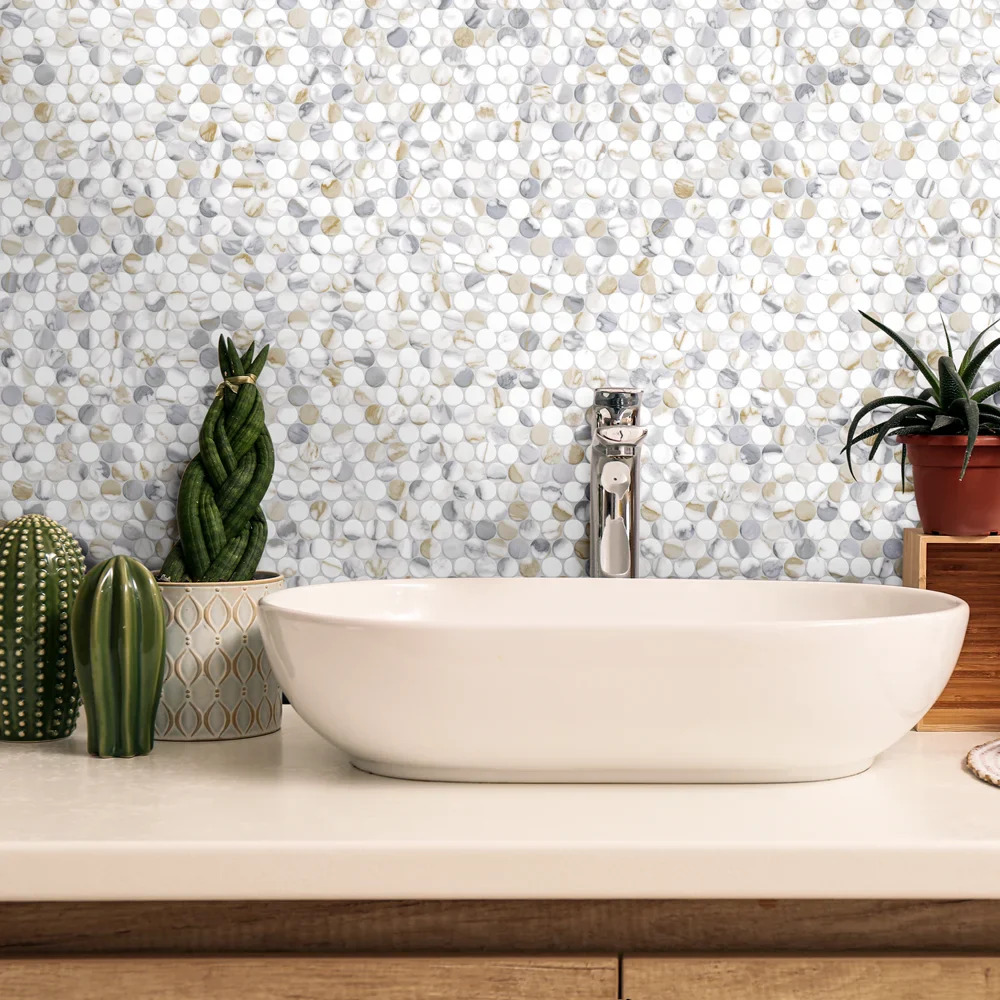 Prestige Penny Round Calacatta Gold Mix - Mosaico Bottoncino su rete effetto marmo