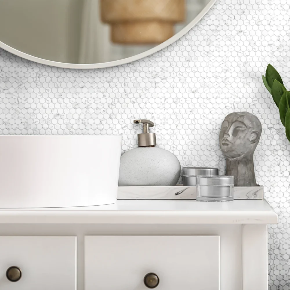 Prestige Penny Round Carrara - Mosaico Bottoncino su rete effetto marmo